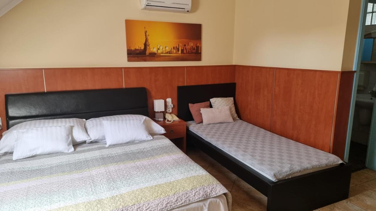 Club Haus 502 Kalocsa Bed & Breakfast Bagian luar foto