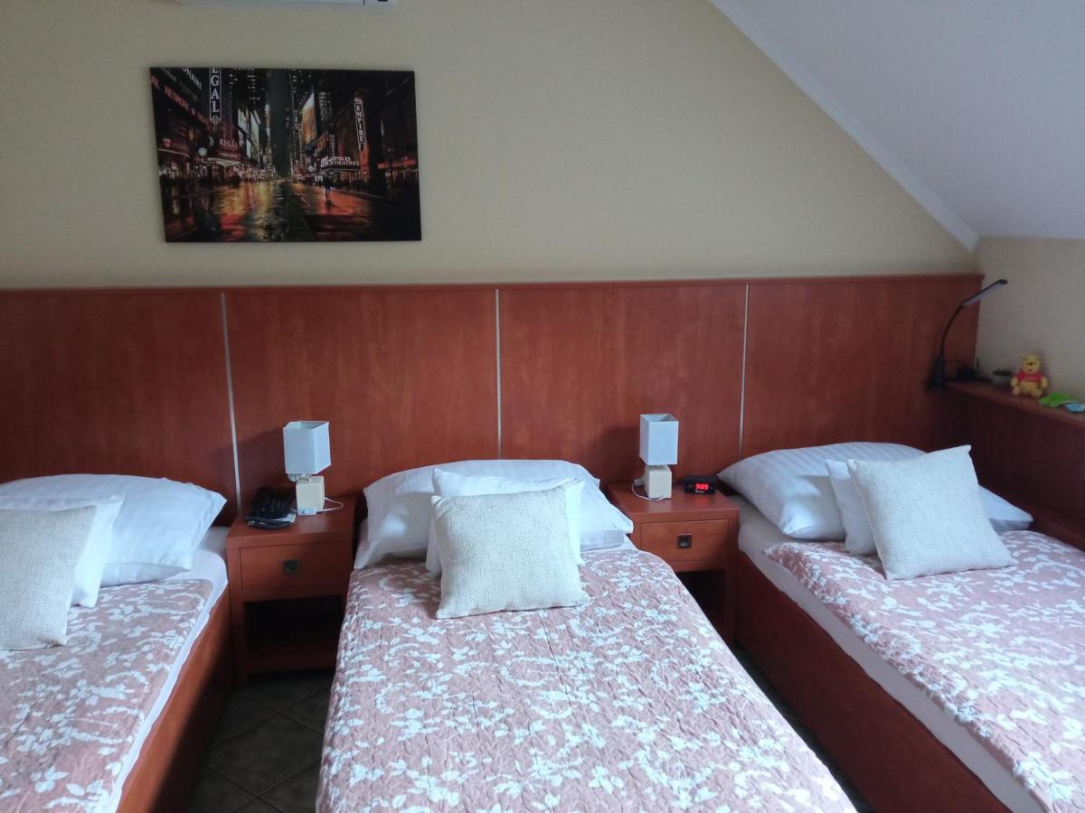 Club Haus 502 Kalocsa Bed & Breakfast Bagian luar foto