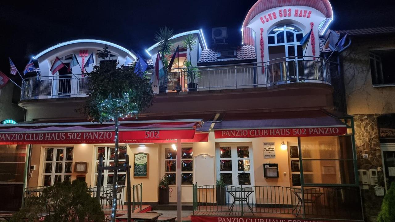 Club Haus 502 Kalocsa Bed & Breakfast Bagian luar foto