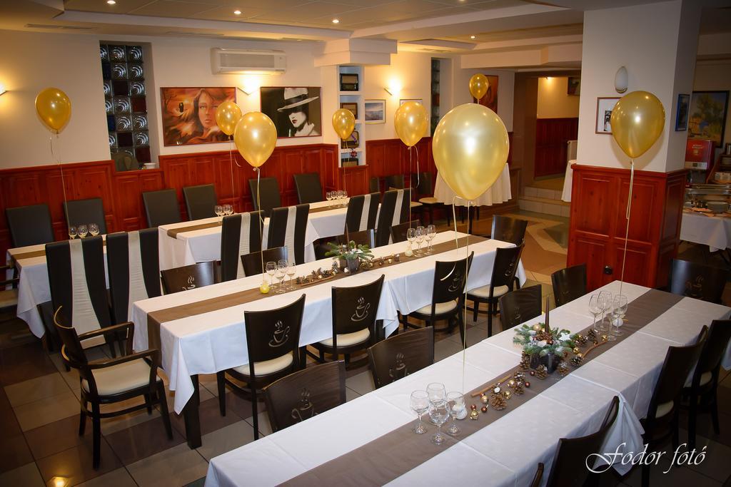 Club Haus 502 Kalocsa Bed & Breakfast Bagian luar foto